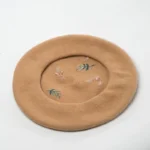 Béret en 100% laine à broderies animaux de la forêt – Image 5