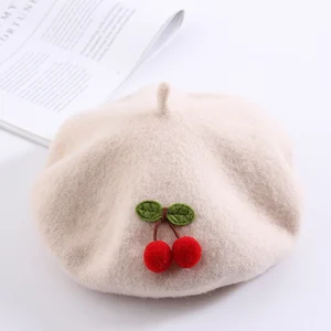 Béret en laine pour bébés avec motif cerises mignon