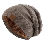 Bonnet taupe en maille tricotée avec doublure moumoute chaude