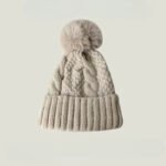 Bonnet à pompon beige en maille torsadée